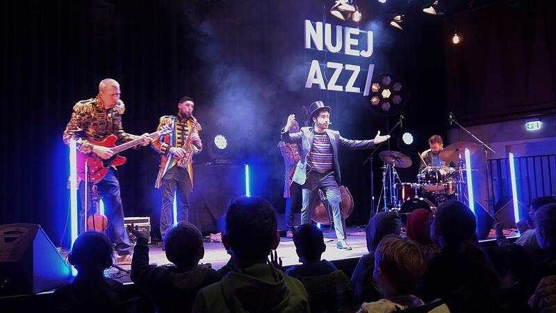 Die Musiker des Zirkus Jazzino laden zu einem Kinder- und Familienkonzert in den Erlanger Schlossgarten ein.