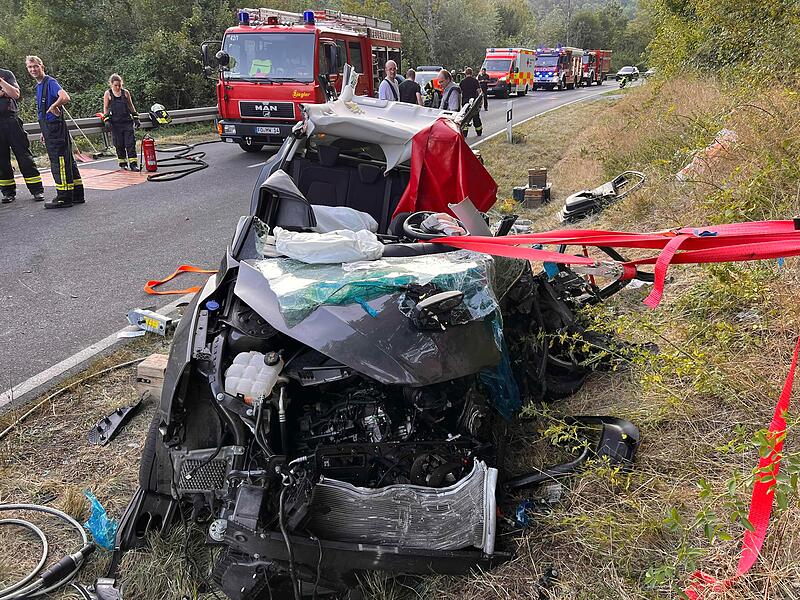 Auto kommt in Gegenverkehr und kollidiert mit Lastwagen: 24-jährige Frau lebensgefährlich verletztSchwerer Unfall Wiesenttal