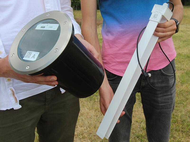 So schaut die Technik aus: Feuchtesensor (weiß, rechts) und solarbetriebener Sender für die Übertragung der Daten (schwarz, links) So schaut die Technik aus: Feuchtesensor (weiß, rechts) und solarbetriebener Sender für die Übertragung der Daten (schwarz, links)