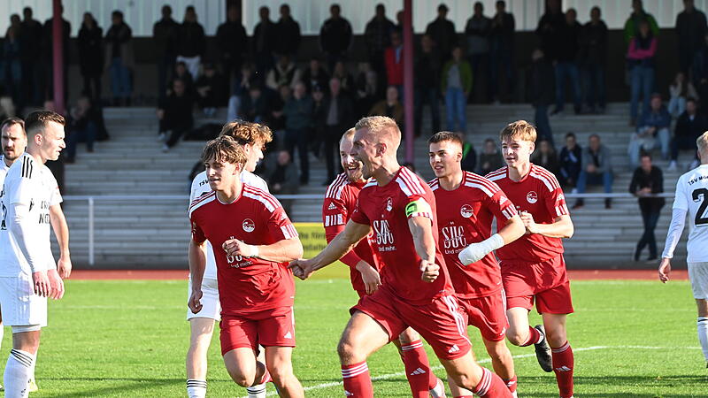 Die Spieler des FC Coburg bejubeln im Derby gegen den TSV M&ouml;nchr&ouml;den das 1:0 durch Maximilian Tranziska.