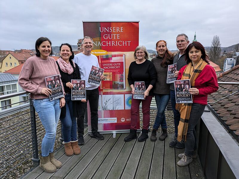 Das Projektteam organisiert das Passionskonzert mit dem christlichen Songwriter Albert Frey am Samstag, 12. April.  Das Bild zeigt von links: Katja Hose, Juliane Trenk, Bernd Keller, Gerlinde Kleinhenz, Christine Eberth-Booms, Christian Booms und Corinna Raab.