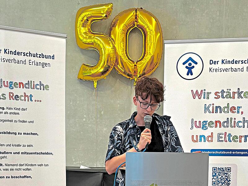 Paulina Basmer beim Poetry Slam zum Thema Kinderrechte.Christiane Brenner
