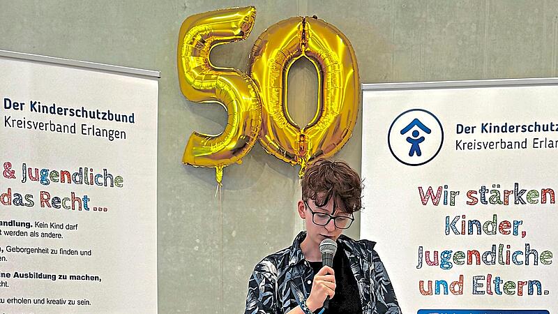 Paulina Basmer beim Poetry Slam zum Thema Kinderrechte.Christiane Brenner Paulina Basmer beim Poetry Slam zum Thema Kinderrechte.Christiane Brenner