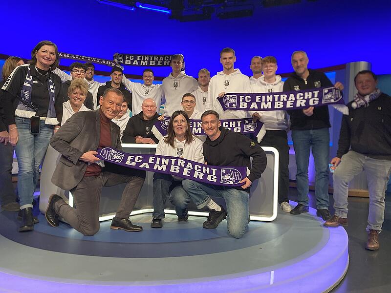 BR-Moderator Markus Othmer (vorne links) freute sich über den Besuch des FC Eintracht Bamberg, der mit Spielern, Betreuern und Eltern am Sonntagabend ins Studio nach München-Freimann gekommen war.