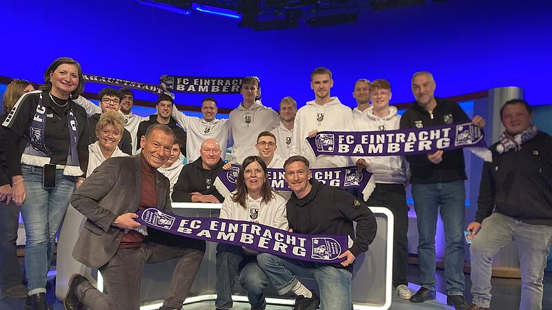 BR-Moderator Markus Othmer (vorne links) freute sich über den Besuch des FC Eintracht Bamberg, der mit Spielern, Betreuern und Eltern am Sonntagabend ins Studio nach München-Freimann gekommen war.