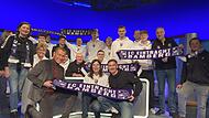 BR-Moderator Markus Othmer (vorne links) freute sich über den Besuch des FC Eintracht Bamberg, der mit Spielern, Betreuern und Eltern am Sonntagabend ins Studio nach München-Freimann gekommen war.