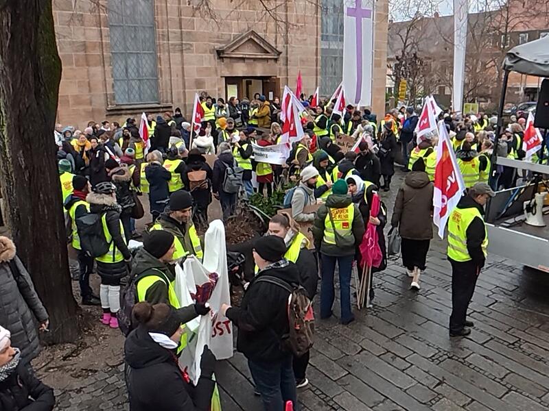 Warnstreik in Mittelfranken: Universit&auml;tsklinikums- und Hochschulmitarbeiter legen ihre Arbeit niederWarnstreik Erlangen