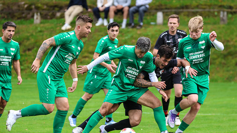 Kronachs Angreifer Philipp Schubert  (schwarz) alleine gegen die versammelte Stockheimer Abwehr – letztlich kann Stockheims Spielertrainer Alper Yürük zusammen mit Jamie Martin (grün, von links) den Angriff von Schubert stoppen.