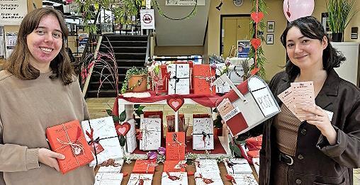 Das Team der B&uuml;cherei hat in den vergangenen Tagen zahlreiche B&uuml;cher aus unterschiedlichen Genres liebevoll verpackt und mit Schlagw&ouml;rtern und Kurzinfos versehen.