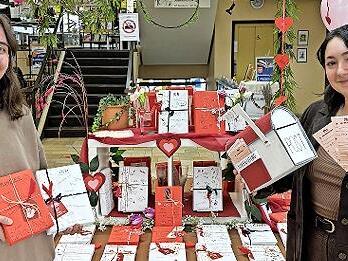 Das Team der B&uuml;cherei hat in den vergangenen Tagen zahlreiche B&uuml;cher aus unterschiedlichen Genres liebevoll verpackt und mit Schlagw&ouml;rtern und Kurzinfos versehen.