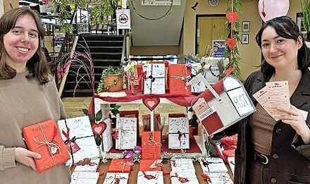 Das Team der Bücherei hat in den vergangenen Tagen zahlreiche Bücher aus unterschiedlichen Genres liebevoll verpackt und mit Schlagwörtern und Kurzinfos versehen. Das Team der Bücherei hat in den vergangenen Tagen zahlreiche Bücher aus unterschiedlichen Genres liebevoll verpackt und mit Schlagwörtern und Kurzinfos versehen.