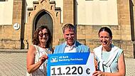 Scheckübergabe vor der Pfarrkirche St. Sebastian in Hallerndorf (v. l.): Kirchenpflegerin Anita Volkmuth, Pfarrer Matthias Steffel und Filialleiterin Karin Kropfelder. Gerhard Volkmuth Scheckübergabe vor der Pfarrkirche St. Sebastian in Hallerndorf (v. l.): Kirchenpflegerin Anita Volkmuth, Pfarrer Matthias Steffel und Filialleiterin Karin Kropfelder. Gerhard Volkmuth