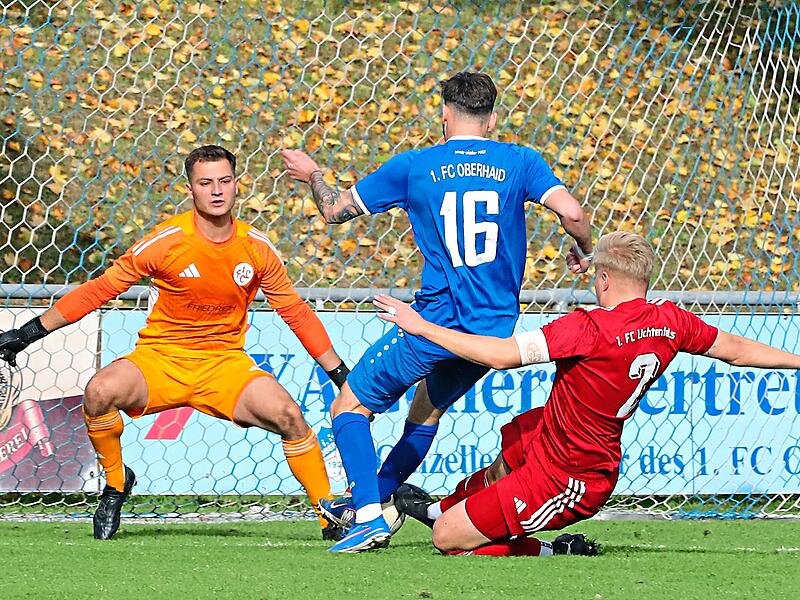 Kevin Kleylein setzt sich gegen Christoph Mohr (rechts) und Torwart Felix Angerm&uuml;ller durch und erzielt den 1:0-F&uuml;hrungstreffer f&uuml;r den FC Oberhaid im Spitzenspiel gegen den FC Lichtenfels.