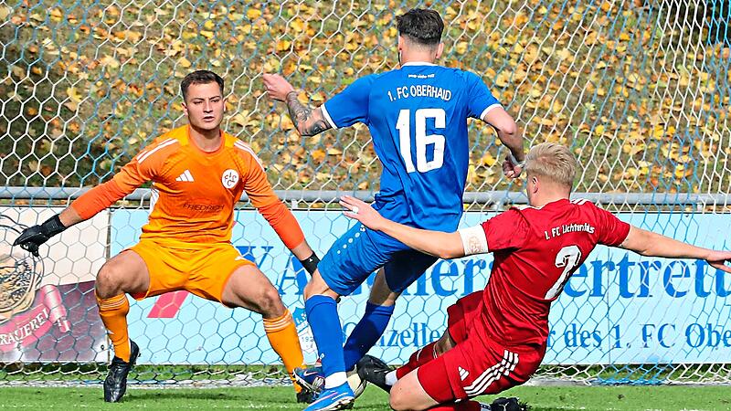 FC Oberhaid gegen FC Lichtenfels Kevin Kleylein setzt sich gegen Christoph Mohr (rechts) und Torwart Felix Angermüller durch und erzielt den 1:0-Führungstreffer für den FC Oberhaid im Spitzenspiel gegen den FC Lichtenfels.