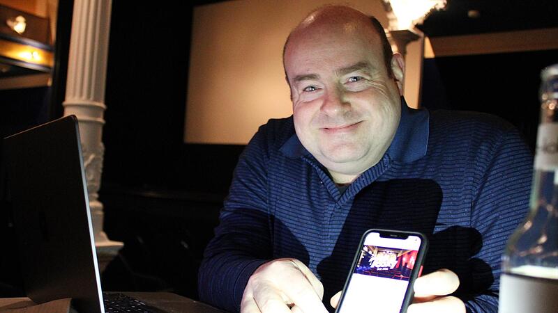 Thomas Most zeigt die neue Roxy Kitzingen-App, die stets das aktuelle Filmprogramm parat hält. Thomas Most zeigt die neue Roxy Kitzingen-App, die stets das aktuelle Filmprogramm parat hält.