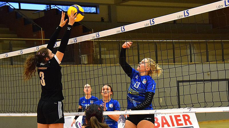 Franziska Prizkau (rechts) versucht den Ball ins gegnerische Feld zu schmettern.