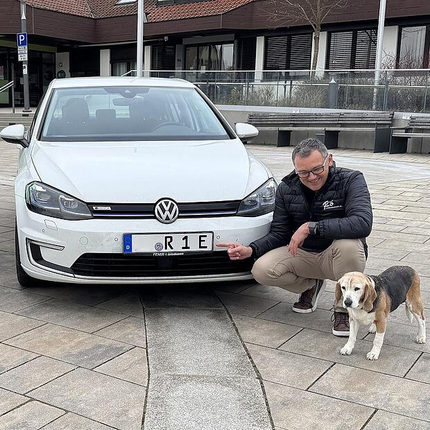 B&uuml;rgermeister Ludwig Wahl und H&uuml;ndin Tina neben seinem E-Dienstauto in R&ouml;ttenbach.