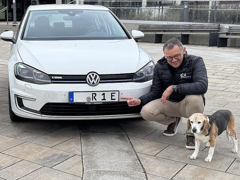 Bürgermeister Ludwig Wahl und Hündin Tina neben seinem E-Dienstauto in Röttenbach. Bürgermeister Ludwig Wahl und Hündin Tina neben seinem E-Dienstauto in Röttenbach.