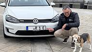Bürgermeister Ludwig Wahl und Hündin Tina neben seinem E-Dienstauto in Röttenbach. Bürgermeister Ludwig Wahl und Hündin Tina neben seinem E-Dienstauto in Röttenbach.