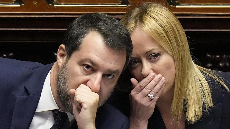 Giorgia Meloni, Ministerpr&auml;sidentin von Italien, und Matteo Salvini, stellvertretender Ministerpr&auml;sident, tuscheln im Unterhaus.