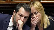 Giorgia Meloni, Ministerpräsidentin von Italien, und Matteo Salvini, stellvertretender Ministerpräsident, tuscheln im Unterhaus.