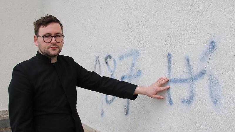 Küster Michael Brendan zeigt aktuelle Schmierereien.