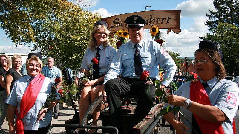 Schirmherr Lorenz Höchemer führt mit Uschi Mahlmeister (von links), Meggi Höchemer und Renate Kleinhenz den Festzug an.