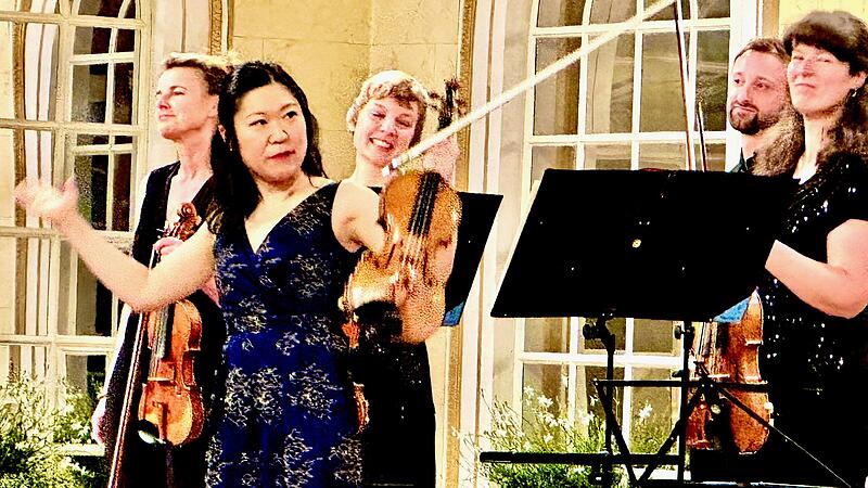 Tianwa Yang, international gefeierte Solistin, unterrichtet in Würzburg. Beim Konzert mit dem Bayerischen Kammerorchester Bad Brückenau übernahm sie gleich drei Aufgaben.