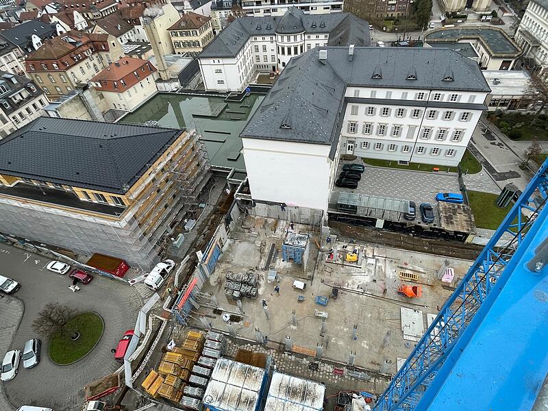 Blick auf das Baufeld: Links der Rohbau f&uuml;r Haus zwei, in der Mitte das Fundament des Haupthauses.