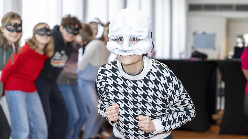 Mit ihren Workshops wollen Silvia Aurea De Stefano und Britta Glaser von der Berliner „Compagnia Nuova“ junge Menschen, wie hier die neunte Klasse des Olympia-Morata-Gymnasiums in Schweinfurt, von Theater und Oper begeistern.