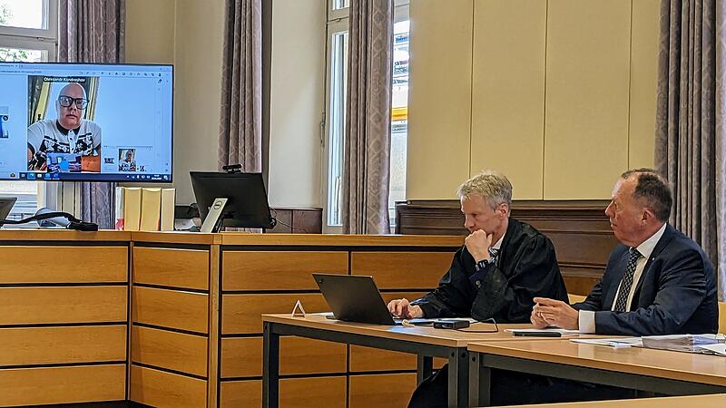 Rathaus-Gesch&auml;ftsleiter Gerhard Schneider und Anwalt Thomas Waldner h&ouml;ren im Gerichtsaal dem ukrainischen Gesch&auml;ftsmann Alexander Kondrashov zu.