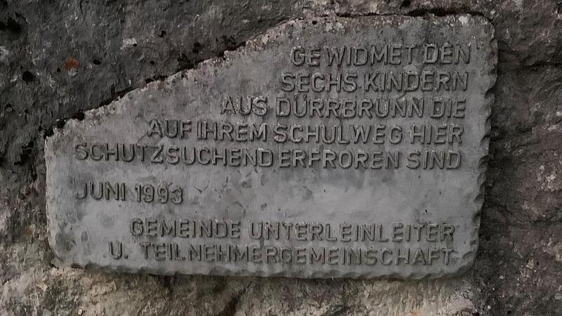 So sieht die Gedenktafel aus, die an einem Stein zwischen Dürrbrunn und Drügendorf angebracht ist.Forchheim & Fränkische Schweiz