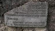 So sieht die Gedenktafel aus, die an einem Stein zwischen Dürrbrunn und Drügendorf angebracht ist.Forchheim & Fränkische Schweiz