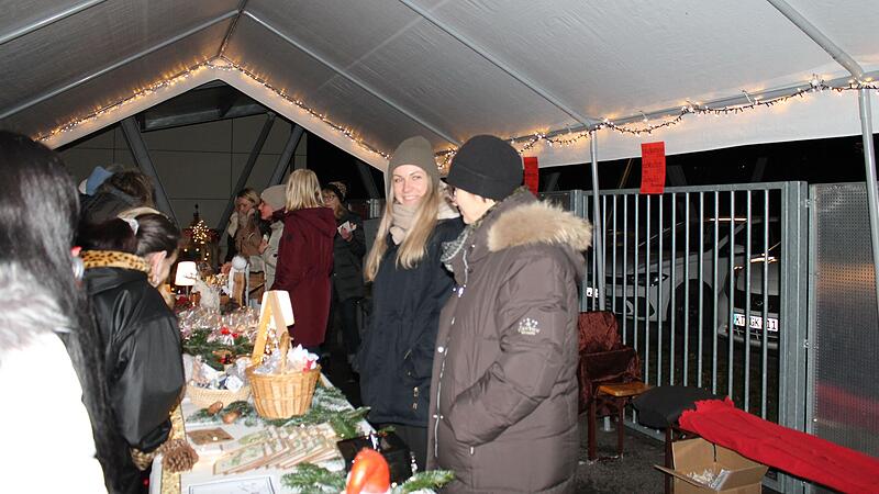 Zogen viele Besucher an: die Buden mit liebevoll Selbstgebasteltem. Zogen viele Besucher an: die Buden mit liebevoll Selbstgebasteltem.