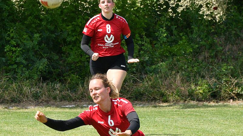 Voller Einsatz ist am Wochenende f&uuml;r die Staffelsteiner Faustball-Frauen um Ulla Donath (vorne) und Nadine Potzel gefordert, wenn der Verbleib in der Bundesliga erreicht werden soll.