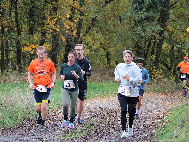 Trotz nasskaltem Herbstwetter lie&szlig;en sich die Sportler den Spa&szlig;  beim 38. Frankenwaldlauf der LG Ludwigschorgast nicht vermiesen.