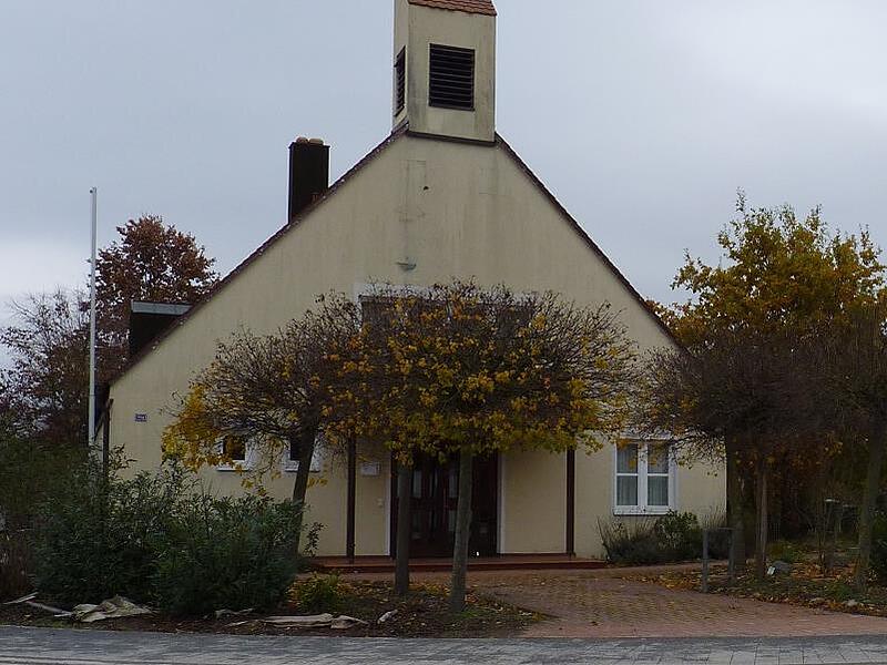 Das evangelische Gemeindezentrum steht neben dem Parkplatz. Das evangelische Gemeindezentrum steht neben dem Parkplatz.