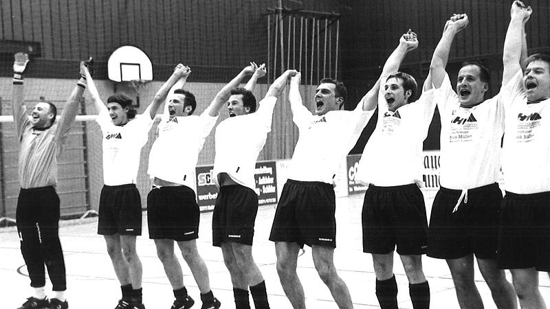 Der VfB Kulmbach feiert 2002 den Sieg beim Rundschau-Cup.