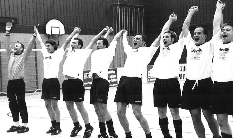 Der VfB Kulmbach feiert 2002 den Sieg beim Rundschau-Cup. Der VfB Kulmbach feiert 2002 den Sieg beim Rundschau-Cup.