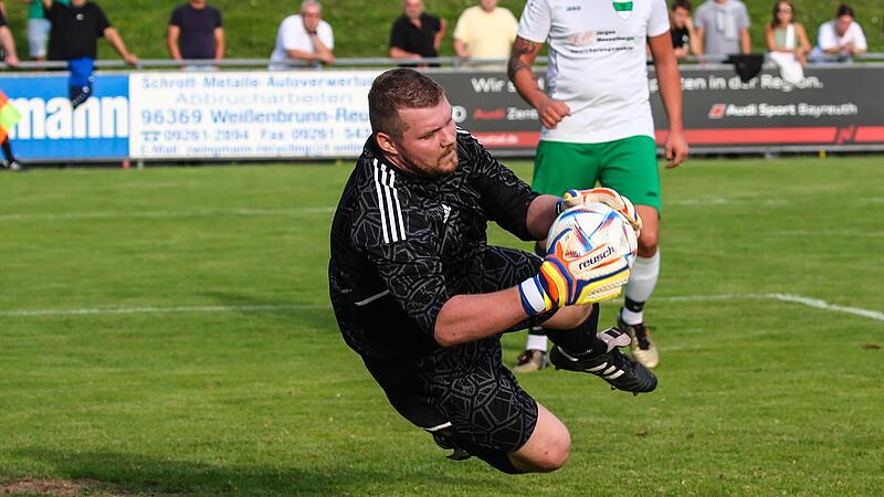 Stockheims Keeper Stefan Fleischmann holt sich den Ball sicher.