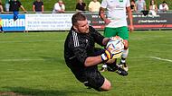 Stockheims Keeper Stefan Fleischmann holt sich den Ball sicher.