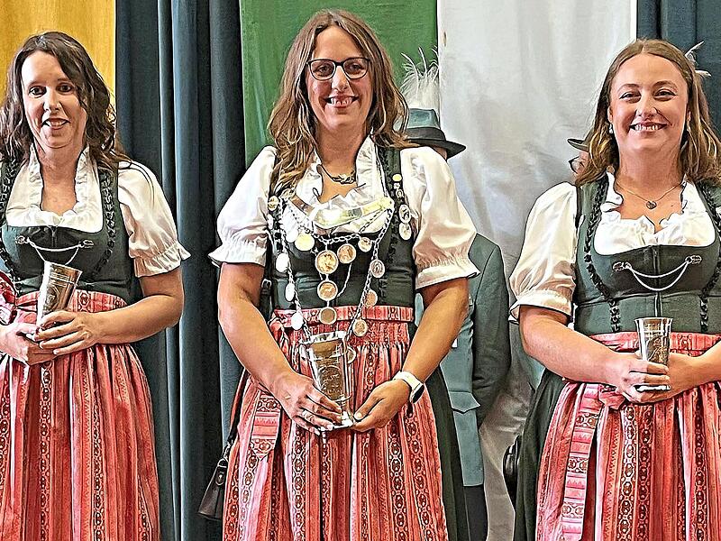 K&ouml;nigin Astrid Regele (M.) mit ihren Ritterinnen Kathrin Kn&ouml;ferl (l.) und Felicitas Regele.SSG Lichtenfels