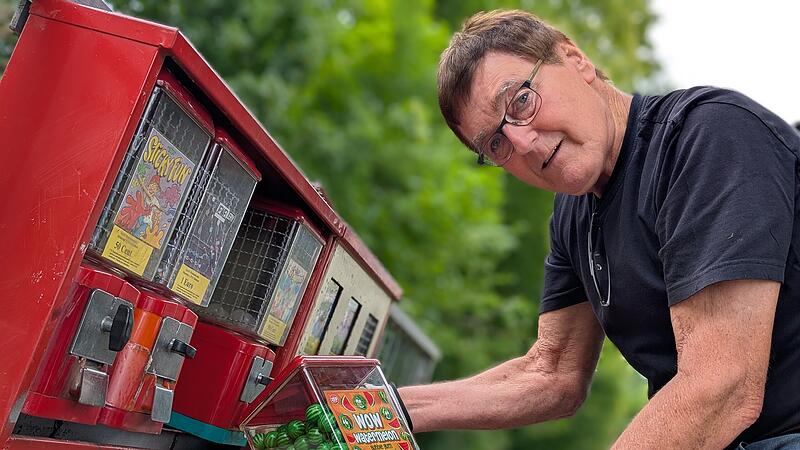 Jeder kennt sie, jeder hatte ihretwegen schon Kleingeld zusammengekramt: Kaugummiautomaten. Wir haben dem Mann &uuml;ber die Schulter geschaut, dem Forchheims Kaugummiboxen geh&ouml;ren: dem 79-j&auml;hrigen Karl-Heinz Genitheim.