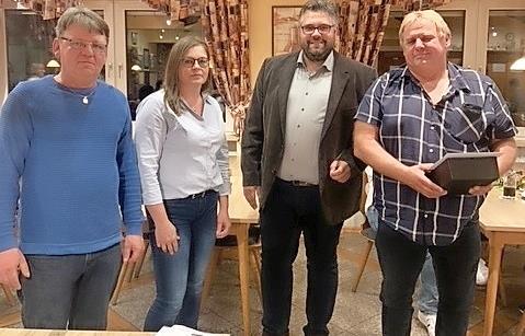 Der Gartenbauverein Weilersbach hat eine neue F&uuml;hrung: von links im Bild Zweiter Vorsitzender Roland Maltenberger, Vorsitzende Ulrike Kr&uuml;ger, B&uuml;rgermeister Marco Friepes und der f&uuml;r 25 Jahre Mitgliedschaft geehrte Ottmar Kraus.
