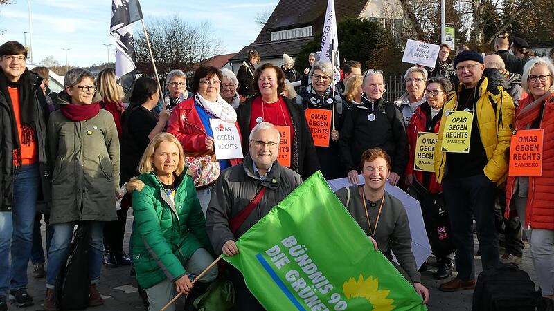 90 Frauen und Männer aus Bamberg demonstrierten in Wunsiedel gegen die aufmarschierten Neonazis und für die Demokratie.