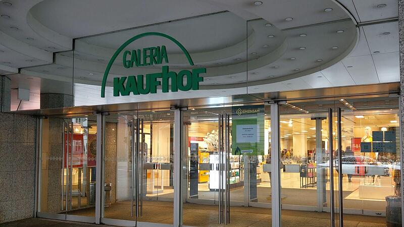 Noch leuchtet es aus der Kaufhof-Filiale. Aber was, wenn die Lichter ausgehen?