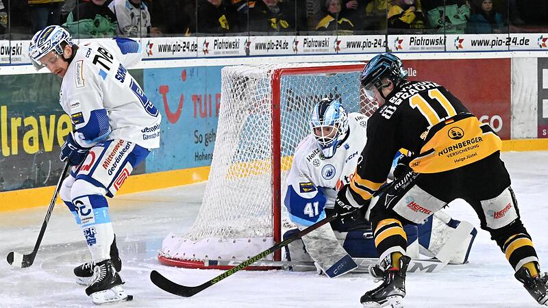 Die Bayreuther um Nicolas Schindler (Mitte) zogen gegen den SC Riessersee den Kürzeren. Die Bayreuther um Nicolas Schindler (Mitte) zogen gegen den SC Riessersee den Kürzeren.