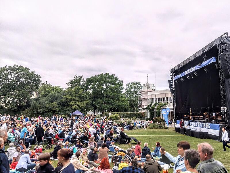 So war es 2023: Zum Klassik-Open-Air  kamen mehrere tausend Besucher in den Coburger Rosengarten.