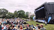 So war es 2023: Zum Klassik-Open-Air  kamen mehrere tausend Besucher in den Coburger Rosengarten.