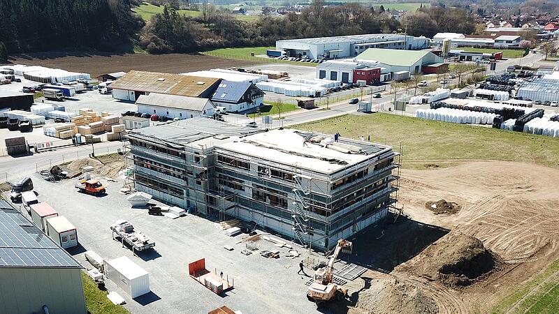 Der Neubau des B&uuml;rogeb&auml;udes aus der Vogelperspektive. Im  Hintergrund links und rechts die bestehenden Fertigungshallen.